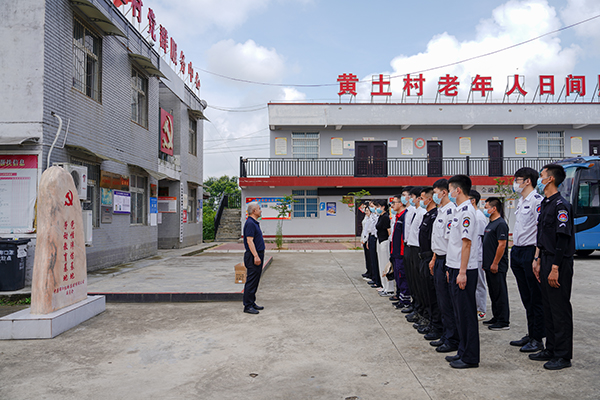 “助力鄉(xiāng)村振興，踐行艱苦奮斗” 將新員工黨性教育活動(dòng)搬到對(duì)口幫扶村1.jpg